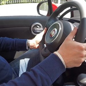 Οδήγηση με τη στεφάνη K5 EASY FIT και τα δύο χέρια στο τιμόνι