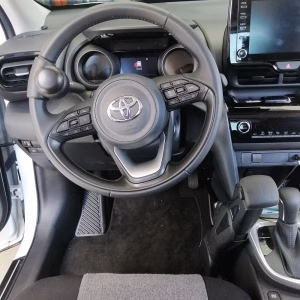 Εγκατάσταση συστήματος φρένου-γκαζιού EASY DRIVE & μπίλιας στο τιμόνι PV-197 σε Toyota Yaris 2024 6 EASY DRIVE Toyota Yaris 02