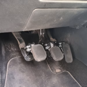 Εγκατάσταση επεκτάσεων στα πεντάλ σε VW Polo 2020 3 Pedal extensions VW Polo 01 1